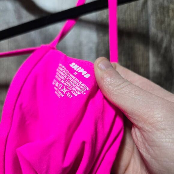 SKIMS Fits Everybody Strappy Back Cami Crop Top Neon Pink - Picture 4 of 4